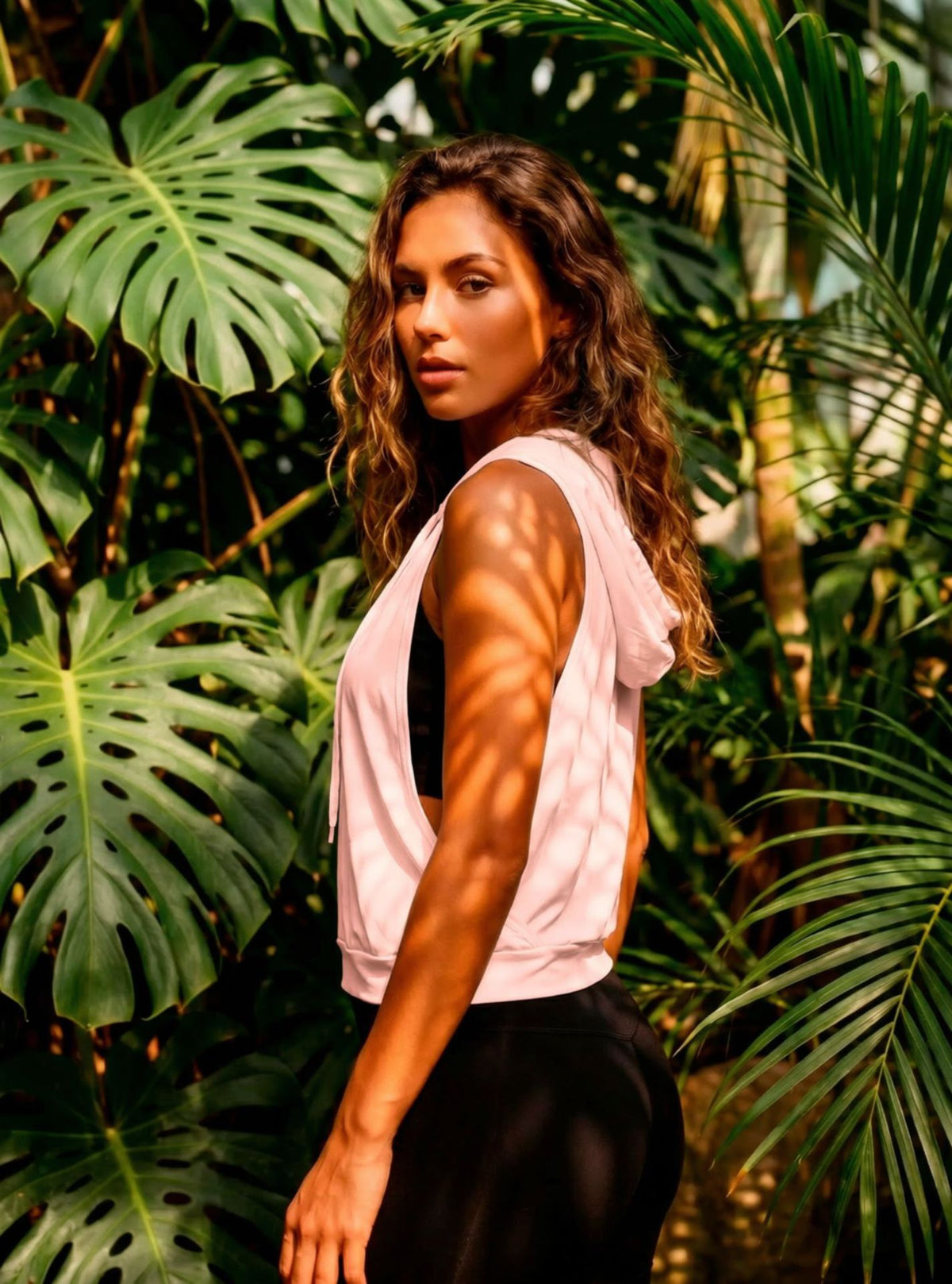 Polera Deportiva FlowFit — Máxima Frescura y Libertad de Movimiento para mujer.