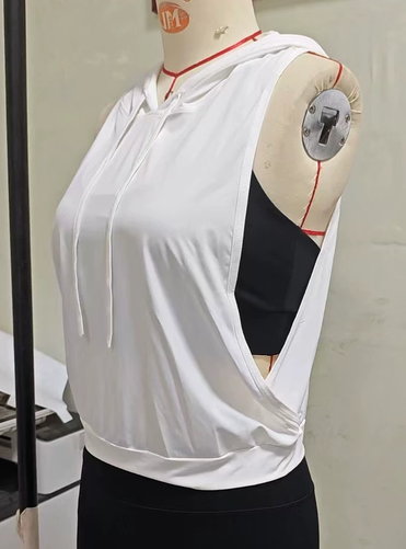 Polera Deportiva FlowFit — Máxima Frescura y Libertad de Movimiento para mujer.