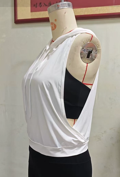 Polera Deportiva FlowFit — Máxima Frescura y Libertad de Movimiento para mujer.